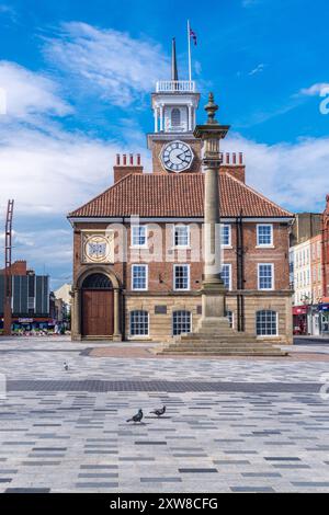 Stockton-on Tees Town Hall, 1735, georgianischer Stil und Market Cross von John Shout, 1768, County Durham, England Stockfoto