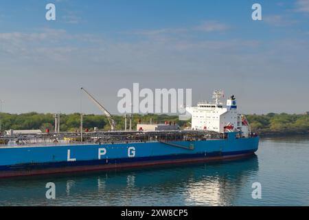 Puerto Quetzal, Guatemala - 19. Januar 2024: Tankschiff Nantes mit Flüssiggas oder Flüssiggas im Hafen des Bezirks angedockt. Stockfoto