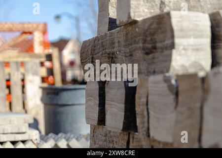 Nahaufnahme von gestapelten Ziegeln mit verschwommenem urbanem Hintergrund. Aufgenommen in Toronto, Kanada. Stockfoto