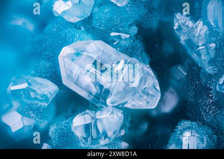 Cerussit-weiße Kristalle auf blauem Hemimorphit. Exemplar aus dem kongo. Mikrofotografie extreme Nahaufnahme. Mikroskop-Mineralkristallfotografie für Sci Stockfoto