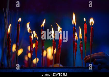 Kuala Lumpur, Malaysia. August 2024. Joss Sticks werden während des Hungry Ghost Festivals in Kota Damansara angezündet. Das Hungry Ghost Festival fällt am 15. Tag des siebten Mondmonats. Die chinesischen Gläubigen glaubten, dass sich die Tore der Hölle öffnen und Geister in diesem Monat die menschliche Welt durchstreifen. Quelle: SOPA Images Limited/Alamy Live News Stockfoto