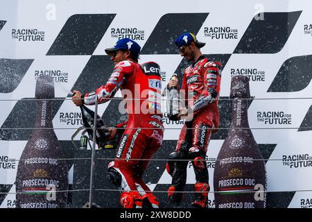 Red Bull Ring, Spielberg, Österreich. August 2024. 2024 MotoGP of Austria, Race Day; Enea Bastianini, Francesco Bagnaia auf dem Podium nach dem Rennen bei der österreichischen MotoGP Credit: Action Plus Sports/Alamy Live News Stockfoto