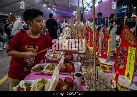 Kuala Lumpur, Malaysia. August 2024. Chinesische Gläubige bereiten während des Hungry Ghost Festivals in Kota Damansara Opfer vor. Das Hungry Ghost Festival fällt am 15. Tag des siebten Mondmonats. Die chinesischen Gläubigen glaubten, dass sich die Tore der Hölle öffnen und Geister in diesem Monat die menschliche Welt durchstreifen. (Foto: Vivian Lo/SOPA Images/SIPA USA) Credit: SIPA USA/Alamy Live News Stockfoto