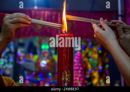 Kuala Lumpur, Malaysia. August 2024. Chinesische Anhänger verbrennen beim Hungry Ghost Festival in Kota Damansara Joss Sticks. Das Hungry Ghost Festival fällt am 15. Tag des siebten Mondmonats. Die chinesischen Gläubigen glaubten, dass sich die Tore der Hölle öffnen und Geister in diesem Monat die menschliche Welt durchstreifen. (Foto: Vivian Lo/SOPA Images/SIPA USA) Credit: SIPA USA/Alamy Live News Stockfoto