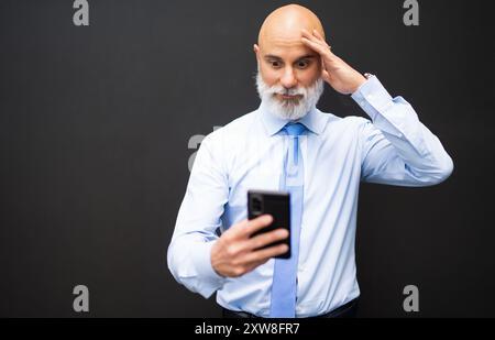 Mann liest schlechte Nachrichten auf dem Handy Stockfoto