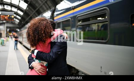 Schönes paar umarmt nach langer Trennung Stockfoto