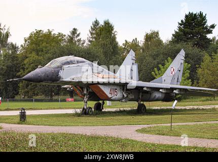 Die MiG-29UB/GT im Polnischen Luftfahrtmuseum in Krakau: Ein zweisitziger sowjetischer Kampfflugzeuge, der für die Ausbildung und die polnische Luftverteidigung von entscheidender Bedeutung ist. Stockfoto