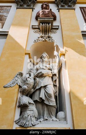 Museum des Königs Jan III. Palast in Wilanow in Warschau, komplexe barocke Architektur mit üppigem Garten und blühenden Bäumen. Warschau, Polen - 19. Mai Stockfoto