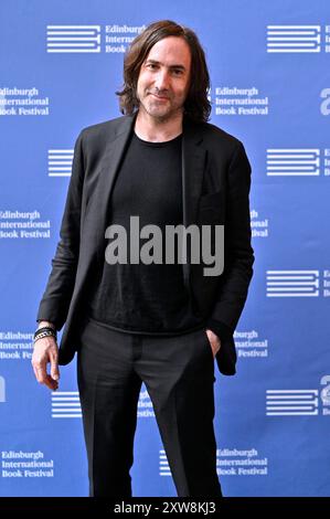 Edinburgh, Schottland, Großbritannien. August 2024. Edinburgh International Book Festival: Paul Lynch, preisgekrönter Autor, beim offiziellen Fotogespräch. Gewinner des Booker Prize 2023 mit dem Buch Prophet Song. Quelle: Craig Brown/Alamy Live News Stockfoto