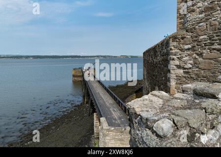 Erbaut in den 1440er Jahren von Sir George Crichton. Es diente als Gefängnis, in dem namhafte Gefangene untergebracht waren. Seine Form ähnelt der eines Schiffes. Stockfoto