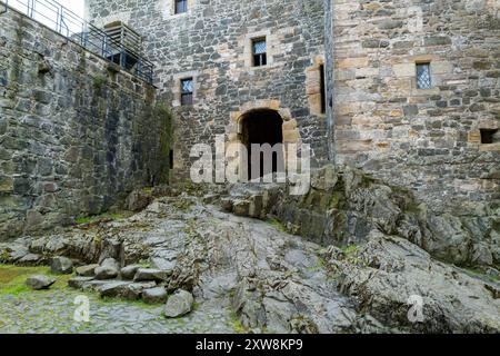 Erbaut in den 1440er Jahren von Sir George Crichton. Es diente als Gefängnis, in dem namhafte Gefangene untergebracht waren. Seine Form ähnelt der eines Schiffes. Stockfoto