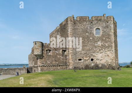 Erbaut in den 1440er Jahren von Sir George Crichton. Es diente als Gefängnis, in dem namhafte Gefangene untergebracht waren. Seine Form ähnelt der eines Schiffes. Stockfoto