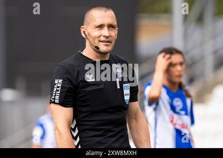 Odense, Dänemark. August 2024. Schiedsrichter Mads-Kristoffer Kristoffersen beim Gjensidige Kvindeliga Spiel zwischen ob Q und Broendby IF im Naturenergiepark Odense. Stockfoto