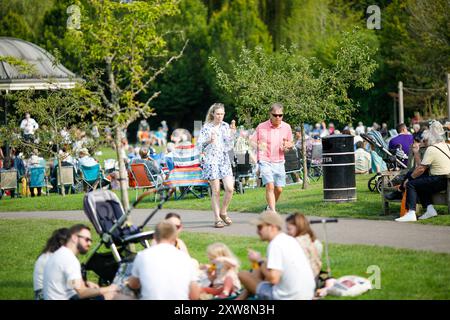 Die Burys, Godalming. August 2024. Ein warmer und sonniger Nachmittag für die Home Counties. Leute genießen „Musik im Park“ am Godalming Bandstand in Surrey. Jeden Sonntagnachmittag während der Sommermonate wird Live-Musik mit verschiedenen Genres gespielt. Heute Nachmittag war die Band of the Surrey Yeomanry an der Reihe, gesponsert von BL Vision of Farncombe. Quelle: james jagger/Alamy Live News Stockfoto