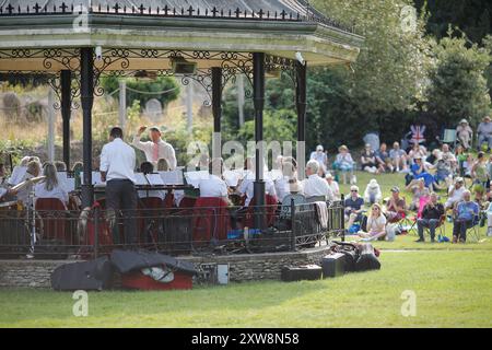 Die Burys, Godalming. August 2024. Ein warmer und sonniger Nachmittag für die Home Counties. Leute genießen „Musik im Park“ am Godalming Bandstand in Surrey. Jeden Sonntagnachmittag während der Sommermonate wird Live-Musik mit verschiedenen Genres gespielt. Heute Nachmittag war die Band of the Surrey Yeomanry an der Reihe, gesponsert von BL Vision of Farncombe. Quelle: james jagger/Alamy Live News Stockfoto