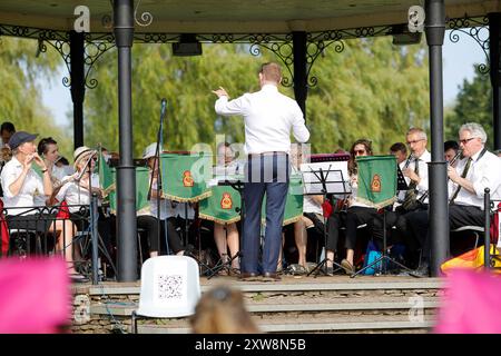 Die Burys, Godalming. August 2024. Ein warmer und sonniger Nachmittag für die Home Counties. Leute genießen „Musik im Park“ am Godalming Bandstand in Surrey. Jeden Sonntagnachmittag während der Sommermonate wird Live-Musik mit verschiedenen Genres gespielt. Heute Nachmittag war die Band of the Surrey Yeomanry an der Reihe, gesponsert von BL Vision of Farncombe. Quelle: james jagger/Alamy Live News Stockfoto