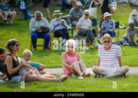 Die Burys, Godalming. August 2024. Ein warmer und sonniger Nachmittag für die Home Counties. Leute genießen „Musik im Park“ am Godalming Bandstand in Surrey. Jeden Sonntagnachmittag während der Sommermonate wird Live-Musik mit verschiedenen Genres gespielt. Heute Nachmittag war die Band of the Surrey Yeomanry an der Reihe, gesponsert von BL Vision of Farncombe. Quelle: james jagger/Alamy Live News Stockfoto