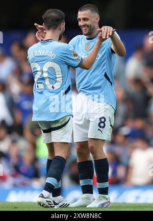 London, Großbritannien. August 2024. Mateo Kovacic von Manchester City feiert mit Bernardo Silva von Manchester City nach dem Premier League-Spiel in Stamford Bridge, London. Der Bildnachweis sollte lauten: Paul Terry/Sportimage Credit: Sportimage Ltd/Alamy Live News Stockfoto