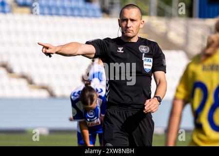 Odense, Dänemark. August 2024. Schiedsrichter Mads-Kristoffer Kristoffersen beim Gjensidige Kvindeliga Spiel zwischen ob Q und Broendby IF im Naturenergiepark Odense. Stockfoto