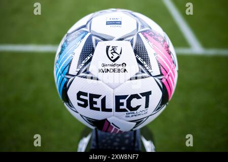 Odense, Dänemark. August 2024. Der Match Ball von Select ist bereit für das Gjensidige Kvindeliga Spiel zwischen ob Q und Broendby IF im Naturenergiepark Odense. Stockfoto