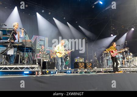 Camp Bestival, Weston Park, Shropshire, Großbritannien. August 2024. Level 42 tritt auf der Hauptbühne bei einem der beliebtesten und erfolgreichsten Familienmusikfestivals Großbritanniens auf. Quelle: Julian Kemp/Alamy Live News Stockfoto