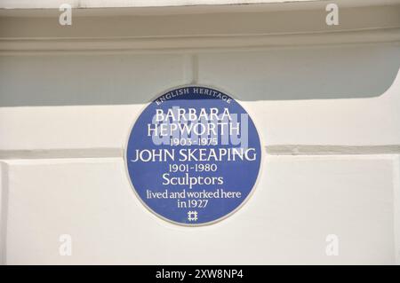 Blaue Gedenktafel zum Gedenken an das Haus, in dem Barbara Hepworth und John Skeaping 1927 lebten und arbeiteten, in St John's Wood, London, England, Großbritannien Stockfoto