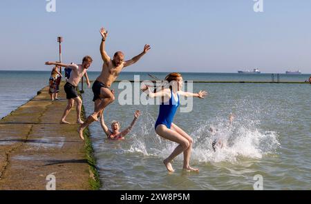 pic Shows: Wochenendreisende nehmen am letzten Morgen ein Bad im Walpole Bay Gezeitenbecken in Margate, Kent, bevor sie wieder zur Arbeit gehen. Heißes Wetter, Marga Stockfoto