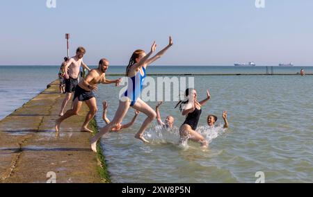 pic Shows: Wochenendreisende nehmen am letzten Morgen ein Bad im Walpole Bay Gezeitenbecken in Margate, Kent, bevor sie wieder zur Arbeit gehen. Heißes Wetter, Marga Stockfoto