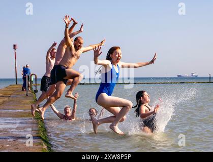 pic Shows: Wochenendreisende nehmen am letzten Morgen ein Bad im Walpole Bay Gezeitenbecken in Margate, Kent, bevor sie wieder zur Arbeit gehen. Heißes Wetter, Marga Stockfoto