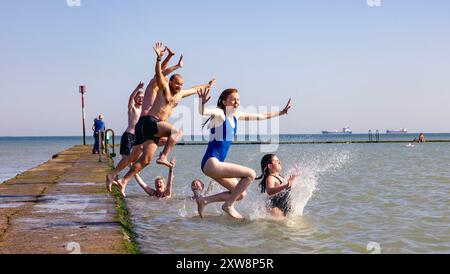 pic Shows: Wochenendreisende nehmen am letzten Morgen ein Bad im Walpole Bay Gezeitenbecken in Margate, Kent, bevor sie wieder zur Arbeit gehen. Heißes Wetter, Marga Stockfoto