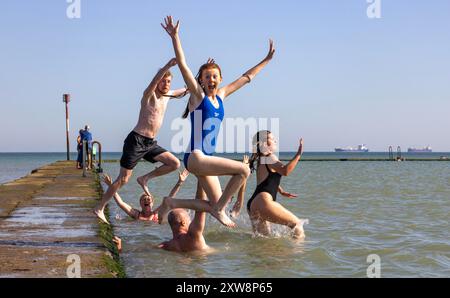 pic Shows: Wochenendreisende nehmen am letzten Morgen ein Bad im Walpole Bay Gezeitenbecken in Margate, Kent, bevor sie wieder zur Arbeit gehen. Heißes Wetter, Marga Stockfoto