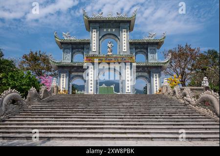 Tor der Drachenskulptur auf dem Dach Son Tra Linh Ung Pagode in da Nang, Vietnam Stockfoto