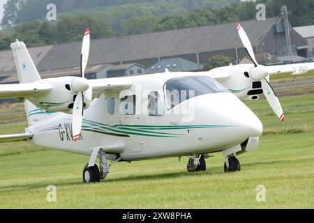 Die zweimotorigen Leichtflugzeuge Tecnam P2006T werden häufig für die Ausbildung von zweimotorigen Piloten eingesetzt – Rotax Engines Stockfoto