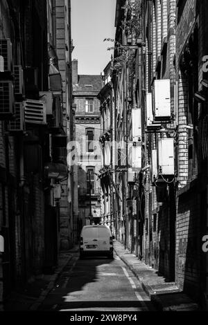 Eine Gasse im Stadtzentrum von Liverpool mit einem Neon-Lap-Dance-Schild zwischen den Klimaanlagen Stockfoto