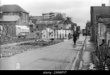 Schwarzweißfoto aus dem Jahr 1974 über den Abriss und die Sanierung im Zentrum von Ashford, Kent. Charter House im Hintergrund. Stockfoto