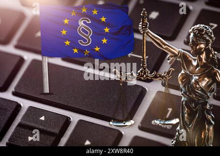 Bayern, Deutschland - 18. August 2024: Justitia auf einer Tastatur eines Computers oder Laptops. Konzept des Online-Rechts durch die EU oder gesetzliche Regelungen und Gesetzgebungsentscheidungen durch die EU-Kommission. FOTOMONTAGE *** Justitia auf einer Tastatur eines Computers, bzw. Notebooks. Konzept Online-Gesetzte durch die EU, bzw. Gesetzesregelung und Gesetzesbeschlüsse durch EU-Kommission. FOTOMONTAGE Stockfoto