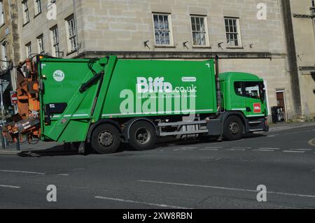 Grüner Biffa-Müllwagen im Stadtzentrum von Frome. Somerset, England, Vereinigtes Königreich. Juni 2024. Stockfoto