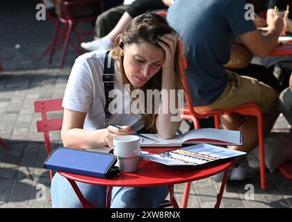 LONDON, GROSSBRITANNIEN. August 2024. King's Cross Summer Sounds feiert die brasilianische Kultur im Coal Drops Yard, London, Großbritannien. (Quelle: Siehe Li/Picture Capital/Alamy Live News Stockfoto