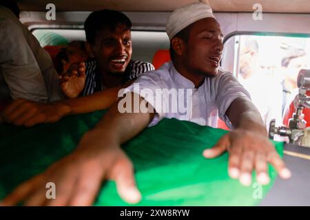 Dhaka, Bangladesch. August 2024. Sujon hält den Sarg seines älteren Bruders, MD Emon, während er nach der Beerdigungsprozession im Zentrum von Shaheed Minar in Dhaka, Bangladesch, am 18. August 2024 in seine Heimatstadt zurückkehrt. Laut der Anti-Diskriminierungsbewegung erlagen zwei Studenten, die als MD Emon und Mohammad Riyaz identifiziert wurden, die während der Auseinandersetzungen im Zusammenhang mit der Quotenreformbewegung verletzt wurden, in einem Krankenhaus in Dhaka ihren Verletzungen. Foto: Suvra Kanti das/ABACAPRESS. COM Credit: Abaca Press/Alamy Live News Stockfoto