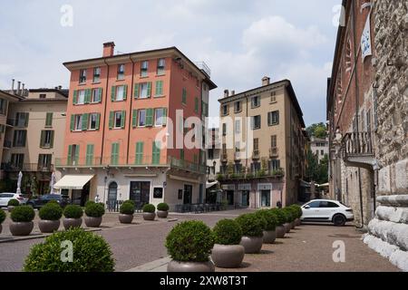 Brescia, Italien - 17. Juni 2024 - Paul VI. Platz an einem sonnigen Frühlingnachmittag Stockfoto