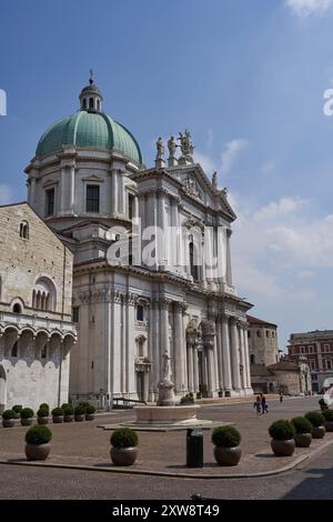 Brescia, Italien - 17. Juni 2024 - Paul VI. Platz an einem sonnigen Frühlingnachmittag Stockfoto