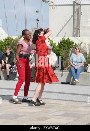 Dancing on the Mussel Tank, Lytham Green, Lytham St Annes, Lancashire, Vereinigtes Königreich, Europa beim Wartime Weekend Festival 2024. Stockfoto