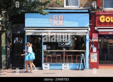 Wood Street östlich von Walthamstow Central voller Indie-Geschäfte, alt und neu, traditionell und trendig, mit einer vielfältigen Gemeinde, NE London, Großbritannien Stockfoto