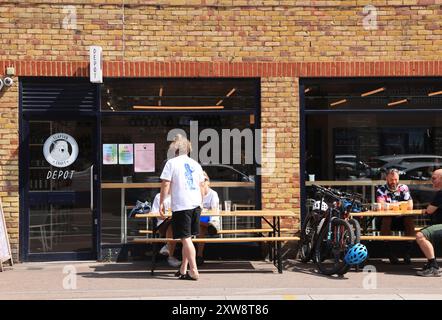 Wood Street östlich von Walthamstow Central voller Indie-Geschäfte, alt und neu, traditionell und trendig, mit einer vielfältigen Gemeinde, NE London, Großbritannien Stockfoto