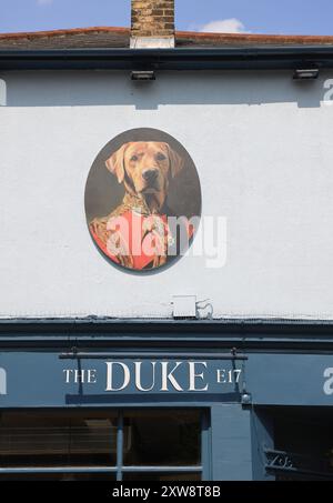 Wood Street östlich von Walthamstow Central voller Indie-Geschäfte, alt und neu, traditionell und trendig, mit einer vielfältigen Gemeinde, NE London, Großbritannien Stockfoto