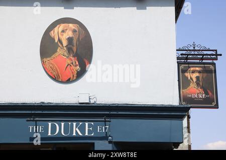 Wood Street östlich von Walthamstow Central voller Indie-Geschäfte, alt und neu, traditionell und trendig, mit einer vielfältigen Gemeinde, NE London, Großbritannien Stockfoto