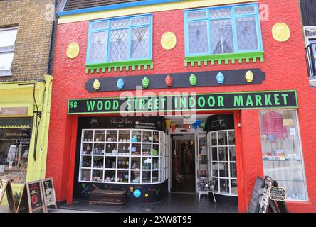 Wood Street östlich von Walthamstow Central voller Indie-Geschäfte, alt und neu, traditionell und trendig, mit einer vielfältigen Gemeinde, NE London, Großbritannien Stockfoto