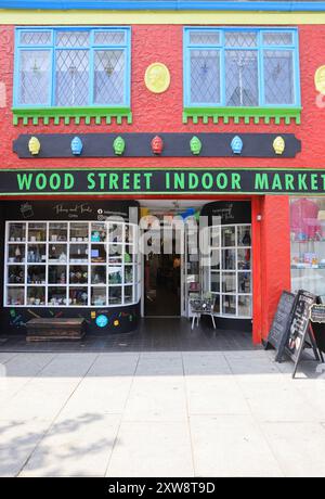 Wood Street östlich von Walthamstow Central voller Indie-Geschäfte, alt und neu, traditionell und trendig, mit einer vielfältigen Gemeinde, NE London, Großbritannien Stockfoto