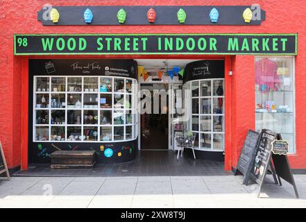 Wood Street östlich von Walthamstow Central voller Indie-Geschäfte, alt und neu, traditionell und trendig, mit einer vielfältigen Gemeinde, NE London, Großbritannien Stockfoto