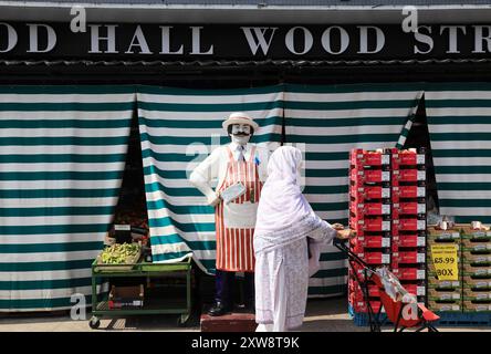 Wood Street östlich von Walthamstow Central voller Indie-Geschäfte, alt und neu, traditionell und trendig, mit einer vielfältigen Gemeinde, NE London, Großbritannien Stockfoto